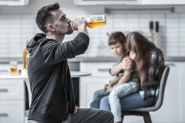 ένας άντρας πίνει αλκοόλ πώς να τον βοηθήσει να το κόψει